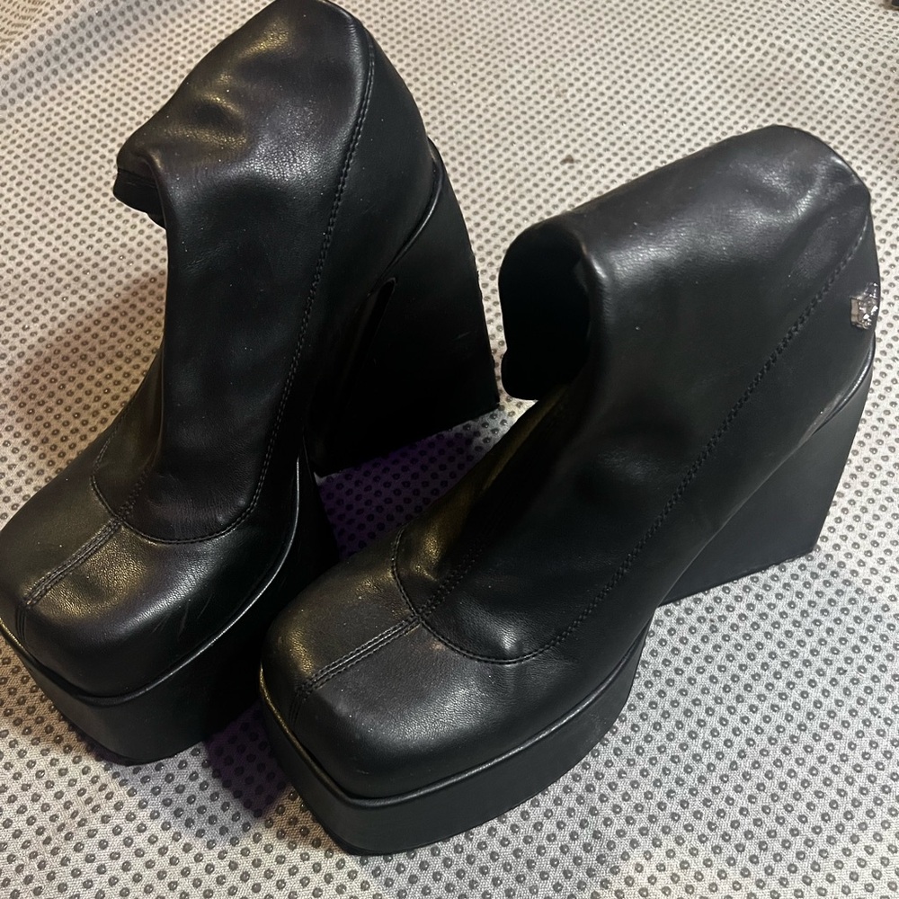Naked Wolfe barely used boot